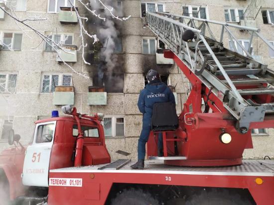 Квартира сгорела в многоэтажке в Усть-Илимске, 53-летняя хозяйка госпитализирована с ожогами