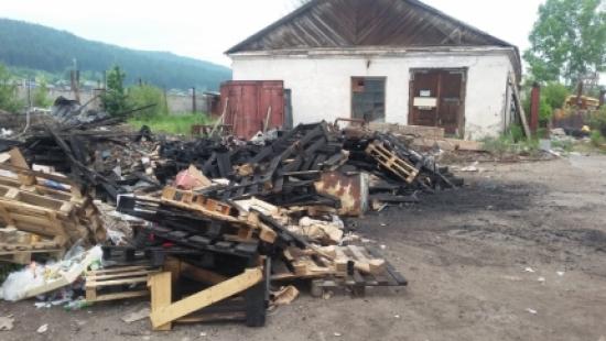 В Усть-Куте едва не сгорел склад и примыкающие к нему офисное здание