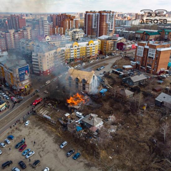 Горящий у ТЦ "Карамель" дом в Иркутске потушили
