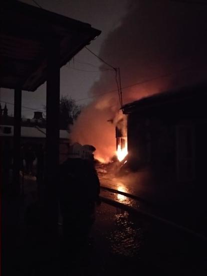 Сорок человек эвакуировали ночью на пожаре в центре Иркутска