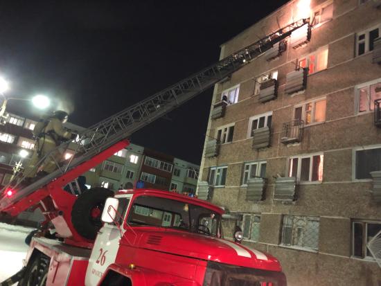Перегруз электросети привел к пожару в многоквартирном доме в Братске