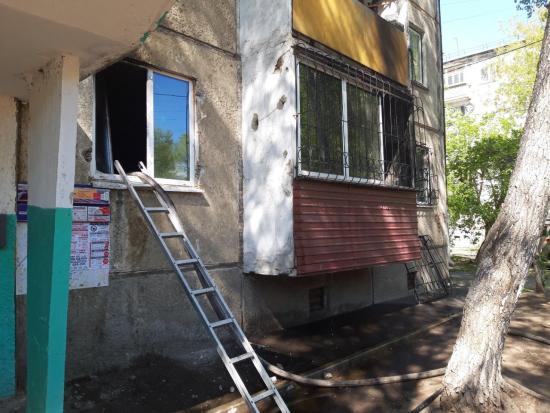 Женщину с трехлетним ребенком спасли на пожаре в Иркутске