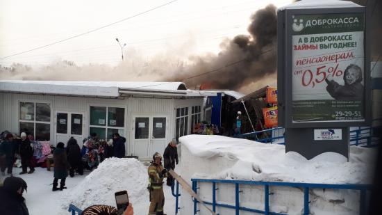 Четыре павильона сгорели на рынке в Братске