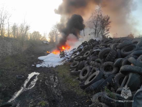 Крупный пожар в месте складирования автопокрышек предотвратили в городе Черемхово