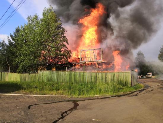 Крупный пожар охватил 17 домов в поселке Дальний Нижнеилимского района