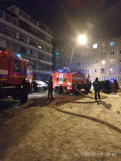 Пожар в многоквартирном доме Иркутска заставил покинуть квартиры несколько сотен человек