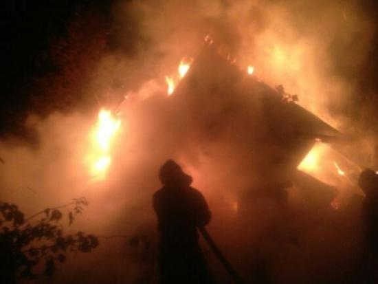 Пожар в двухэтажном жилом дом ликвидировали минувшей ночью в Иркутске