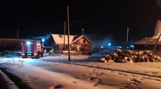 Шесть человек пострадали на пожаре в общежитии лесозаготовиля в Заларях