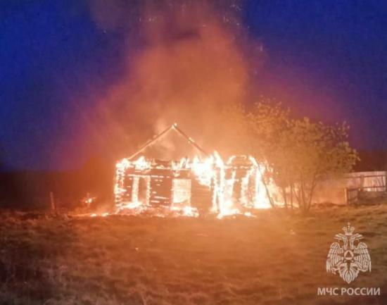 Двухквартирный дом сгорел в Тайшетском районе из-за непотушенной сигареты
