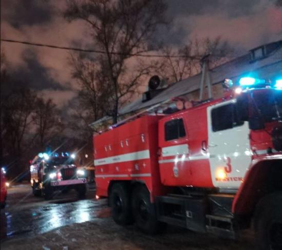 Жильцов многоквартирного дома в предместье Рабочее Иркутска эвакуировали ночью из-за пожара