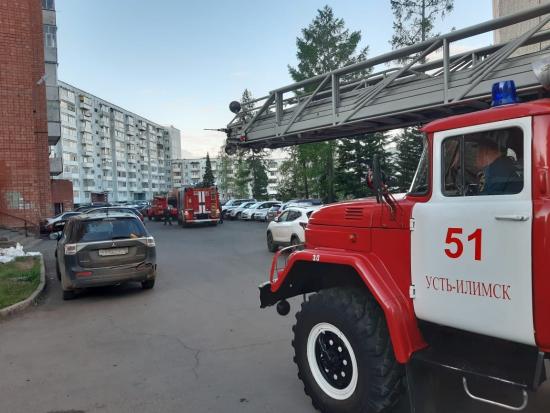 Пожар произошел в девятиэтажке Усть-Илимска на верхних этажах