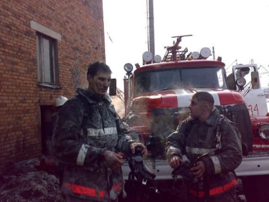 Пожарные спасли 10 человек на пожаре в шестиэтажном общежитии Усть-Кута