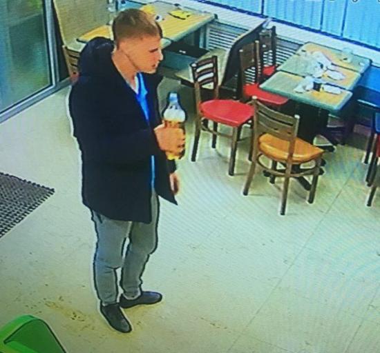 Голый угонщик с цветком: полиция разыскивает странного преступника