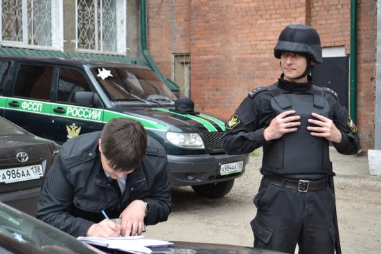 Должностные лица Управления на парковке возле административного здания перекрыли выезд водителю должника В Иркутске у совладелицы ресторана арестовали Porsche Cayenne за неуплату долга