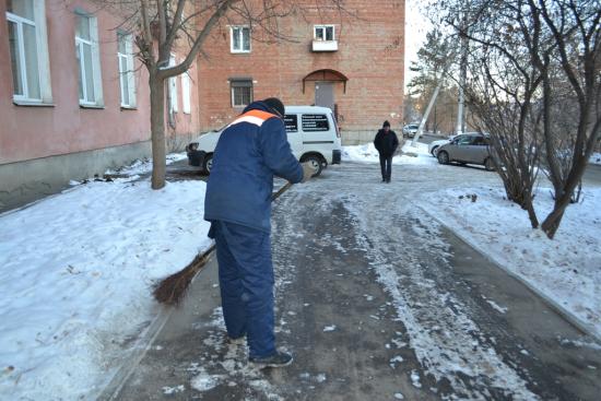 Мужчина уже приступил к очистке городских дорог в свободное от основной работы время Житель Усть-Кута отработает неоплаченный штраф на улицах города