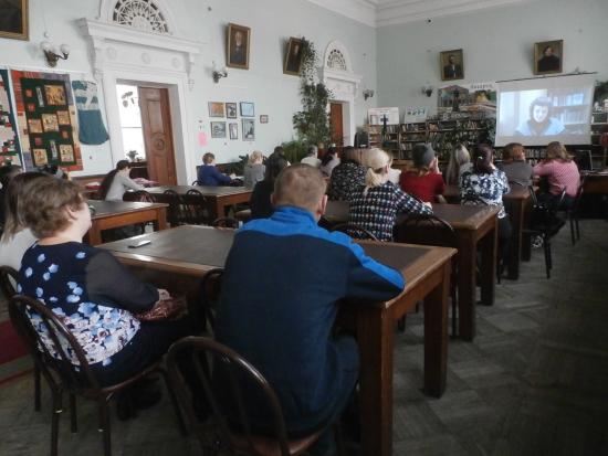 Вебинары по поддержке молодых семей проходят в библиотеке Уткина