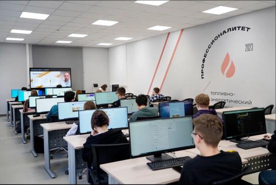 Две тысячи студентов колледжей научатся работать с ИИ на проекте Эн+ и РУСАЛ