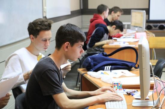 Команды Иркутского госуниверситета прошли в полуфинал чемпионата мира по программированию