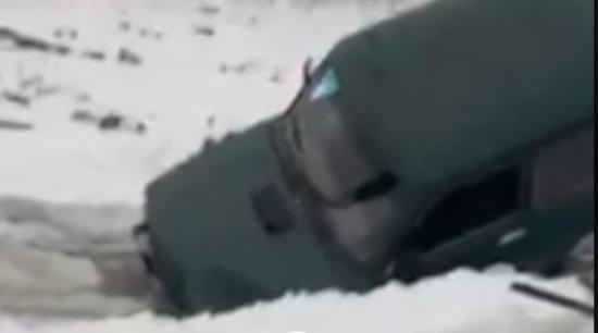 На реке Витим в Бодайбо под лед провалился автомобиль