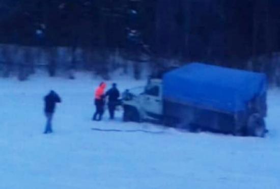 Два автомобиля провалились под лед на реке Витим в Мамско-Чуйском районе