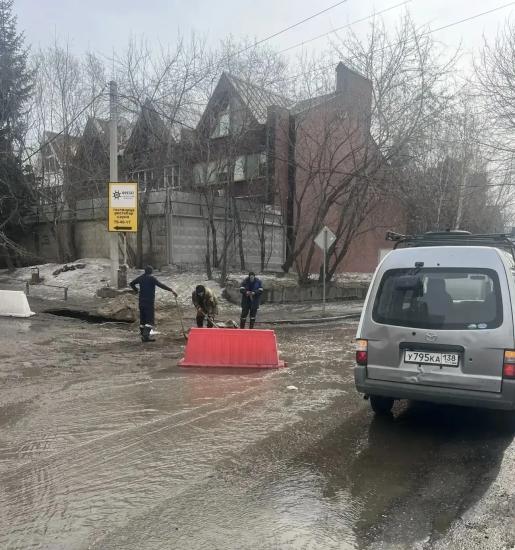 Провал грунта после зимних аварийных работ устраняют в одном из районов Иркутска