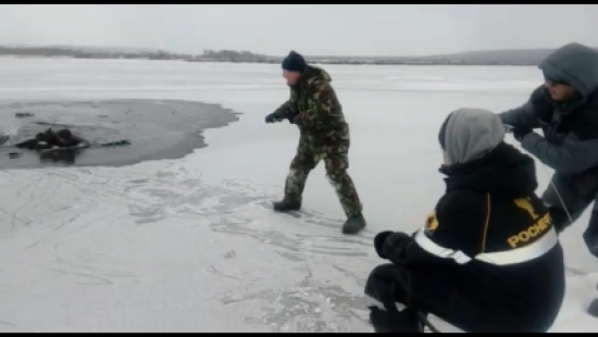 Трое ангарчан спасли мужчину, провалившегося в полынью