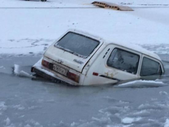 Первый случай провала автомобиля под лед зарегистрирован в Иркутской области с начала ледостава Водитель, допустивший провал автомобиля под лед на реке Лене, оштрафован