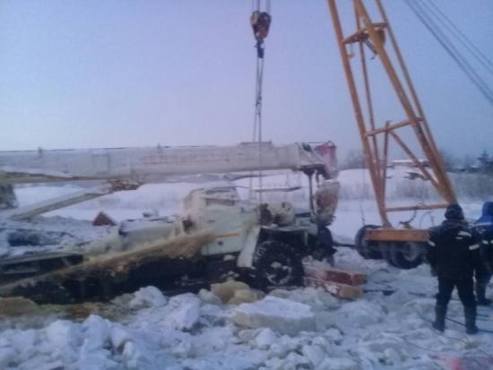 На реке Лене продолжаются работы по подъему тяжелой техники, провалившейся под лед