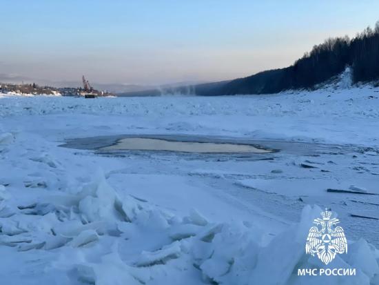 Женщина погибла при провале легкового автомобиля под лëд в Иркутской области