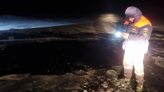 Два человека утонули в Ольхонском районе при провале автомобиля под лед Байкала