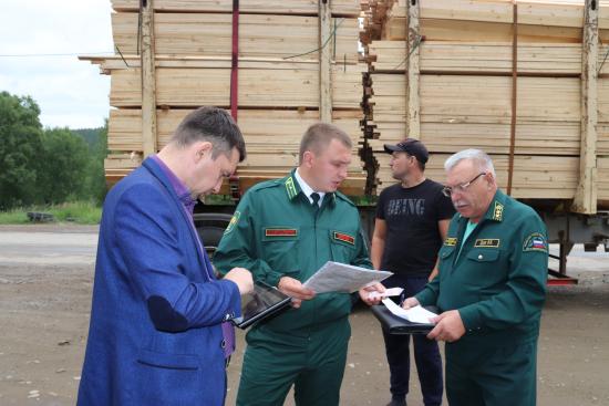 В Иркутской области усилены меры по проверке автотранспорта, занимающегося перевозкой древесины и пиломатериала В Иркутской области массово проверяют лесовозы