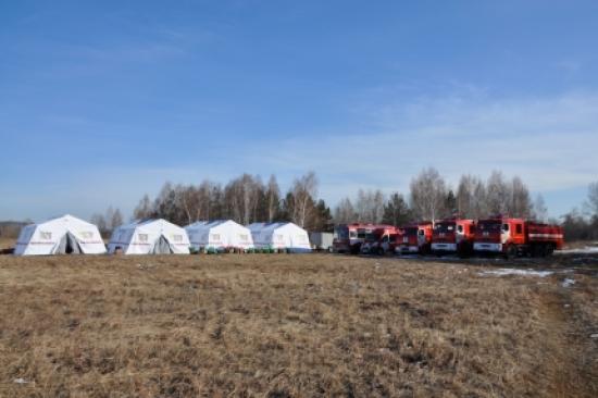 В состав мобильного пункта входят три палатки емкостью 90 мест, укомплектованные печками, электроагрегатами и световой башней, а также полевая кухня Мобильные пункты обогрева Иркутской области приведены в готовность
