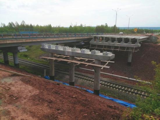 На путепроводе трассы «Вилюй» в Братске смонтировали первый пролет балок
