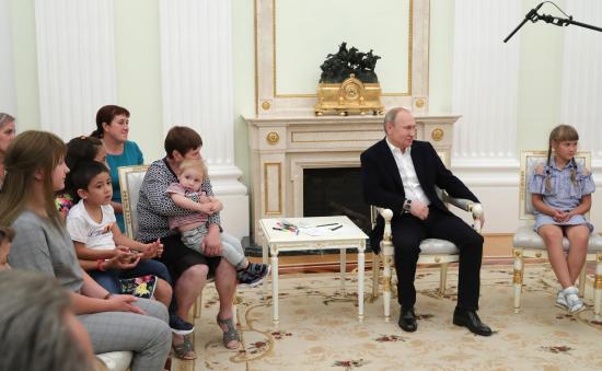 Владимир Путин встретился в Кремле с семьями из затопленных территорий Иркутской области