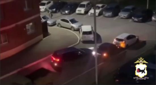 На 15 суток арестовали пьяного водителя в Иркутске, который повредил на парковке четыре автомобиля