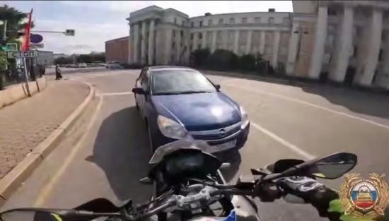 Мотоциклист едва не столкнулся на встречке в центре Иркутска с нетрезвой автоледи, перевозившей ребенка