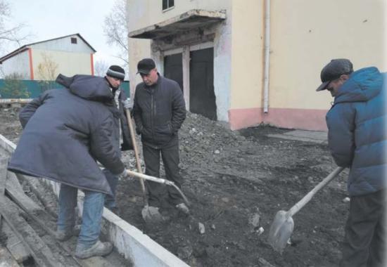 В Зиме приступили к благоустройству центра досуга «Россия»