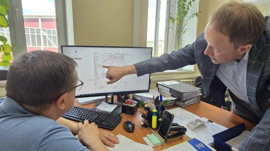 Освещение иркутских микрорайонов Славный и Падь Грязнуха стало темой встречи депутата ЗС Алексея Распутина с представителями мэрии