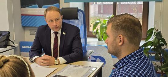 Десять заявителей обратились на прием к депутату ЗС Алексею Распутину по вопросам благоустройства, ЖКХ и поддержки семей военнослужащих