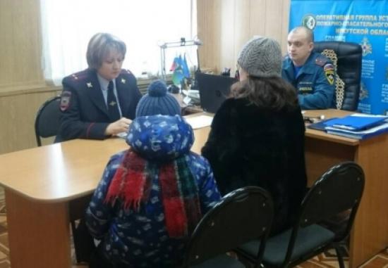Для того, чтобы не на словах доказать мальчику ущерб, который он мог нанести своими звонками, его вместе с мамой пригласили в пожарную часть Школьник из Усть-Кута целый месяц донимал пожарную охрану хулиганскими звонками