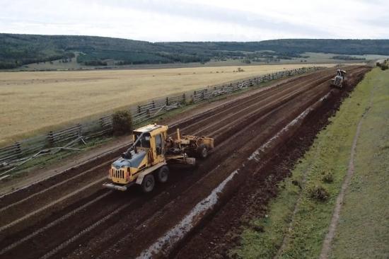 Восстанавливать дорожное полотно после затяжных дождей начали на границах Усть-Удинского и Осинского районов