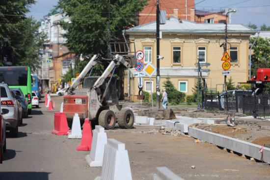 Ход ремонта улицы Дзержинского в центре Иркутска проверил мэр Руслан Болотов