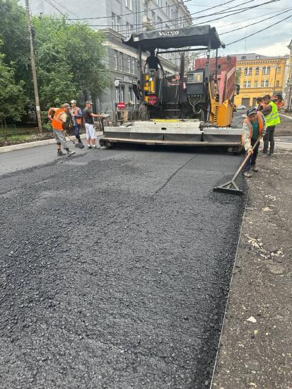 Верхний слой асфальта частично уложили в Иркутске на улицах Байкальской, Литвинова, Володарского и Пролетарской