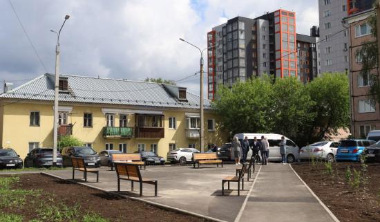 В Октябрьском округе Иркутска завершили благоустройство дворовой территории на улице Загоскина