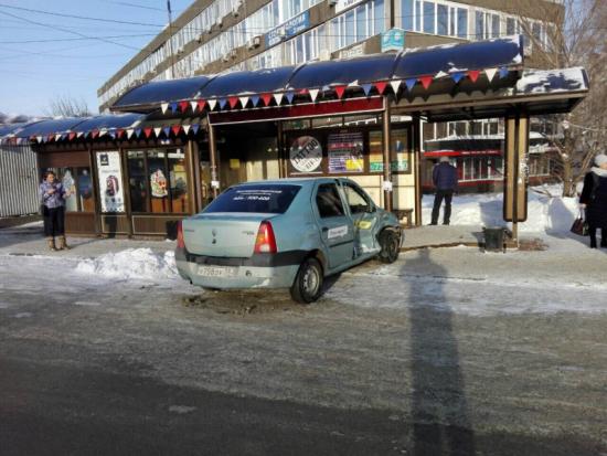 В аварии на автобусной остановке в Иркутске, куда врезался «Рено Логан», никто не пострадал Пешеходы в аварии с «Рено Логан» на автобусной остановке в Иркутске не пострадали
