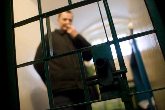 Подсудимый, оказавшись в квартире потерпевшей, решил похитить принадлежавшие ей 15 тыс. руб., а когда женщина потребовала вернуть деньги, задушил ее Иркутянин осужден на 25 лет за совершение сразу трех тяжких преступлений