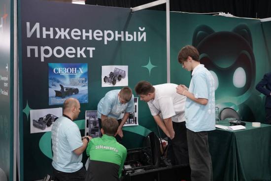 100 проектов в области робототехники представили на фестивале «Робосиб»