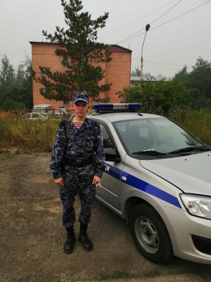 В Усть-Илимске сотрудник Росгвардии нашел потерявшуюся 3-летнюю девочку
