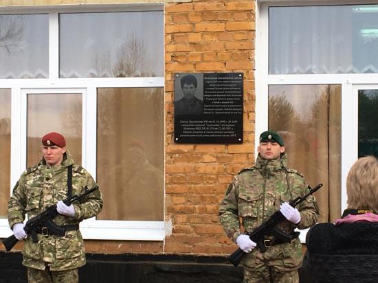 Памятную доску погибшему товарищу открыли в селе Батама офицеры полка оперативного назначения Росгвардии