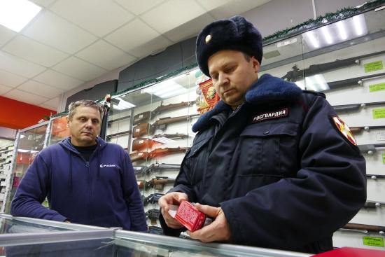 Сотрудники Росгвардии проверяют оружейные магазины в Приангарье